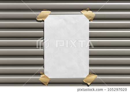 貼在私人住宅百葉窗上的空白貼紙 105297020