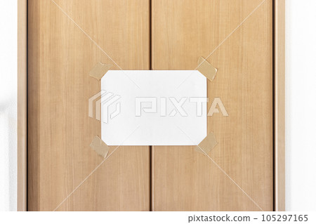 壁櫥門上的空白海報 壁櫥門上的空白海報 105297165