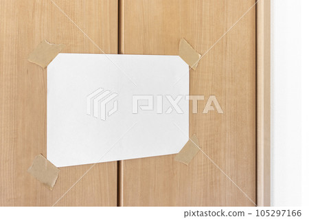 壁櫥門上的空白海報 105297166