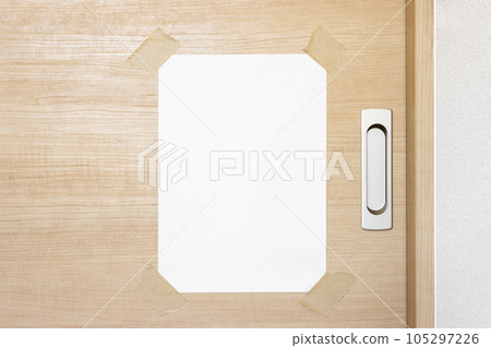 房間門上貼著一張空白的貼紙 105297226