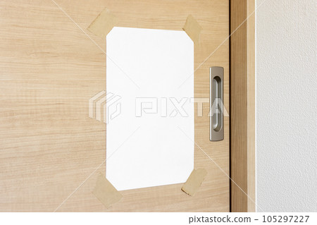 房間門上貼著一張空白的貼紙 房間門上貼著一張空白的貼紙 105297227