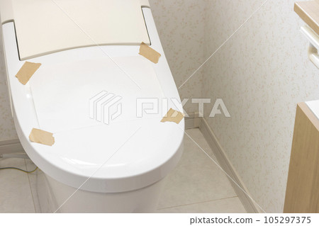 馬桶座圈上的空白貼紙 105297375