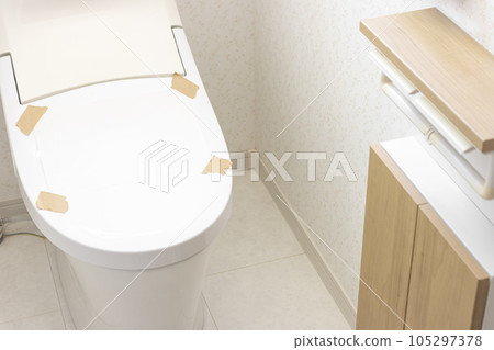 馬桶座圈上的空白貼紙 105297378
