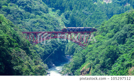 Daiichi Shirakawa Bridge A view of a trolley train crossing the iron bridge "All lines opened and operations resumed" (taken from around Aso Choyo Bridge) 105297512