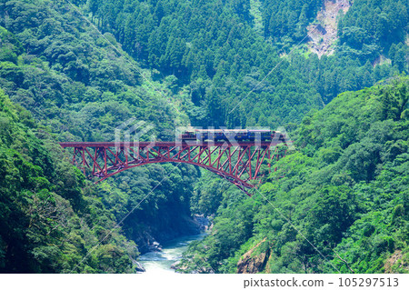 第一白河大橋 穿越鐵橋的無軌電車景色“全線開通、恢復運營”（從阿蘇朝陽橋周邊拍攝） 105297513
