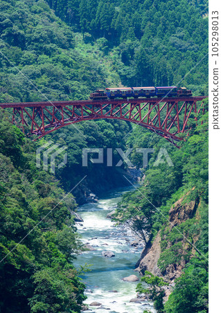 第一白河大橋 穿越鐵橋的無軌電車景色“全線開通、恢復運營”(從阿蘇朝陽橋周邊拍攝) 第一白河大橋 穿越鐵橋的無軌電車景色“全線開通、恢復運營”(從阿蘇朝陽橋周邊拍攝) 105298013
