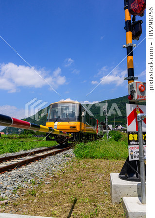 Train and railroad crossing scenery "All lines opened and operations resumed" (taken from around Tateno Station) 105298256