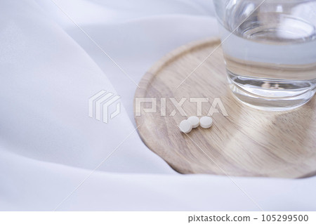 Water and tablets 105299500