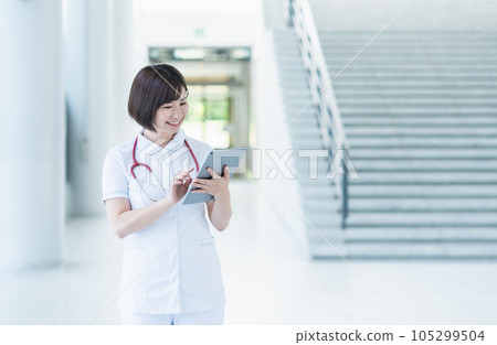 在醫院工作的年輕女護士 105299504