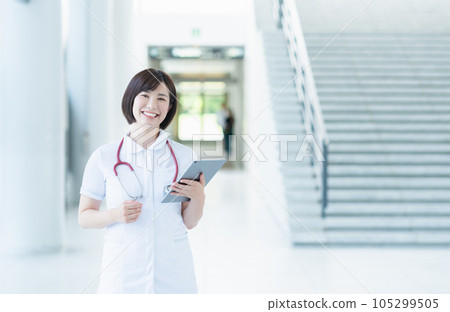 在醫院工作的年輕女護士 105299505