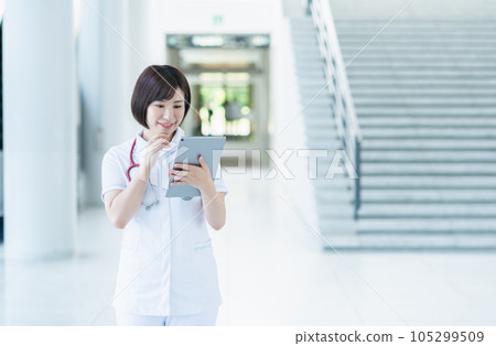 在醫院工作的年輕女護士 在醫院工作的年輕女護士 105299509
