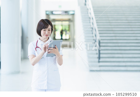 在醫院工作的年輕女護士 在醫院工作的年輕女護士 105299510
