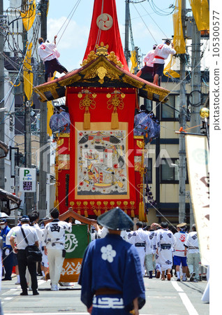 祗園祭山木順行期間的箱屋馱行,避開電線桿 祗園祭山木順行期間的箱屋馱行,避開電線桿 105300577