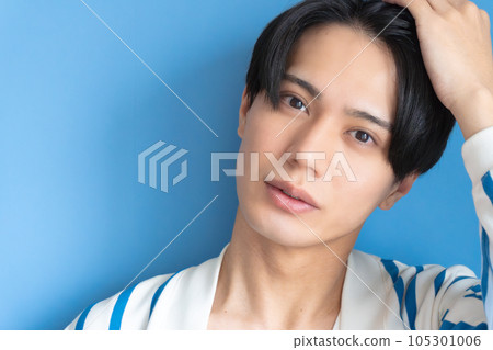 Refreshing male beauty portrait 105301006