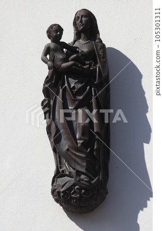 Madonna with child Jesus, Statue on the main street of Miltenberg in Lower Franconia, Bavaria, Germany Madonna with child Jesus, Statue on the main street of Miltenberg in Lower Franconia, Bavaria, Germany 105301311