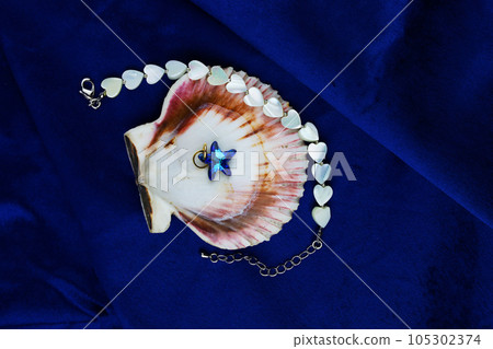 Women's jewelry in the form of natural pearl beads on blue velvet 105302374