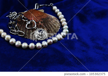 Women's jewelry in the form of natural pearl beads on blue velvet 105302375