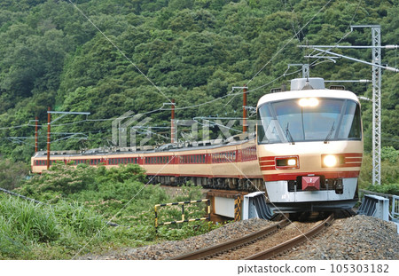 北陸本線敦賀新引田JR西485系列A01編隊(京都)雷長 北陸本線敦賀新引田JR西485系列A01編隊(京都)雷長 105303182