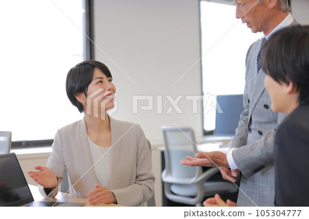 A business woman giving a presentation and a boss asking a question_1 A business woman giving a presentation and a boss asking a question_1 105304777