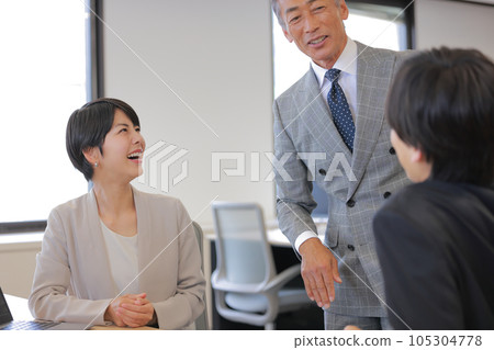 Business person having a friendly meeting_1 105304778