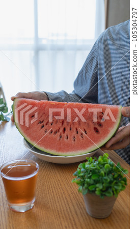 Watermelon and barley tea | Men who eat watermelon Watermelon and barley tea | Men who eat watermelon 105304797