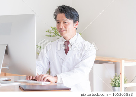 doctor working in hospital 105305888