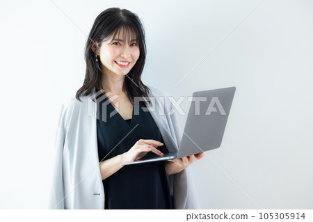 一個穿著黑色連衣裙的女人 一個穿著黑色連衣裙的女人 105305914