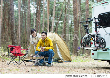 couple traveling by camper 105305933