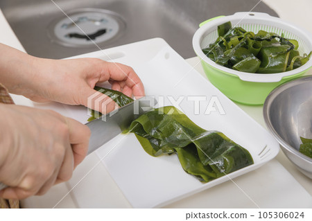 [Housewife cooking raw seaweed] 105306024