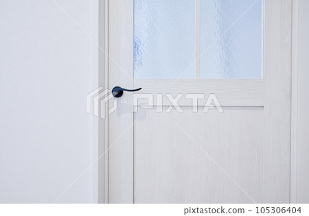 房子形象 新房子 白色門 黑色門把手 房子形象 新房子 白色門 黑色門把手 105306404