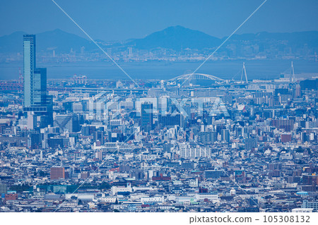 At Jusantoge Pass in midsummer (Yao City, Osaka Prefecture) Abeno Harukas and Tsutenkaku Tower 105308132