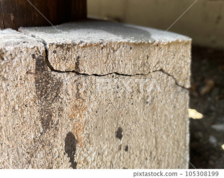 cracked concrete pile 105308199