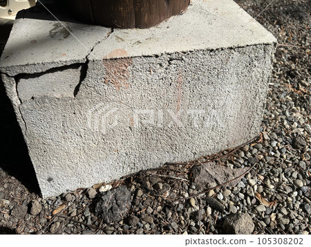 cracked concrete pile cracked concrete pile 105308202