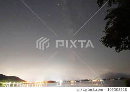 銀河系在夜空中流淌 105308318