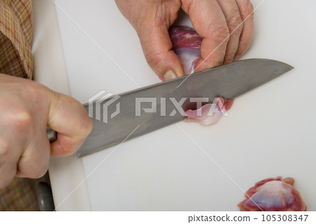 [家庭主婦用刀準備烤雞胗] 105308347