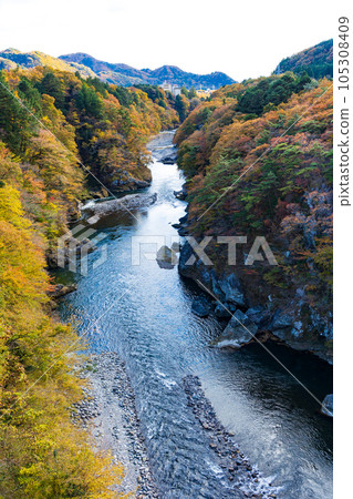 從鬼怒立岩大吊橋吊橋眺望的栃木日光市鬼怒川溫泉的秋色 從鬼怒立岩大吊橋吊橋眺望的栃木日光市鬼怒川溫泉的秋色 105308409