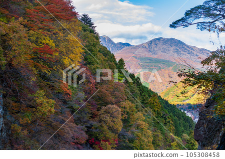 Tochigi Nikko City, Kinugawa Onsen in autumn colors, view from Tateiwa Observation Deck 105308458