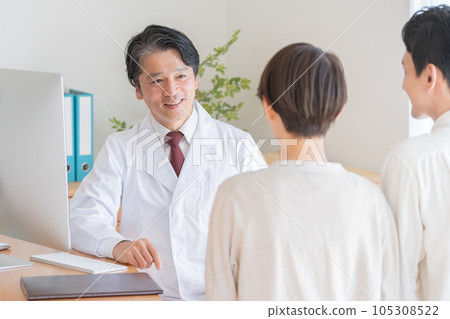 一對夫婦正在接受醫生檢查 105308522
