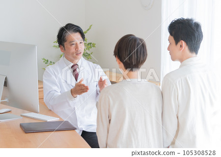一對夫婦正在接受醫生檢查 105308528