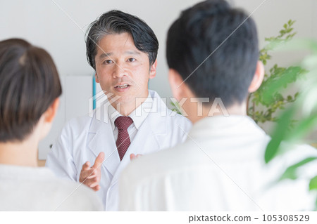 一對夫婦正在接受醫生檢查 105308529