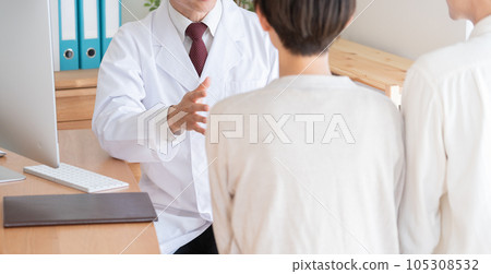 一對夫婦正在接受醫生檢查 105308532