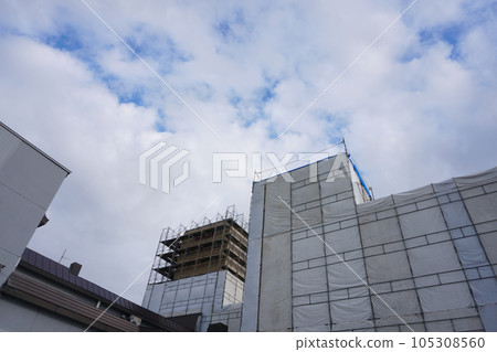 待拆除危舊商業樓內安裝腳手架和防護板 待拆除危舊商業樓內安裝腳手架和防護板 105308560