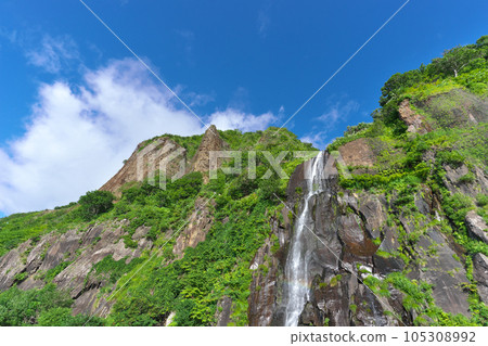 仰望藍天背景,北海道白金瀑布1 仰望藍天背景,北海道白金瀑布1 105308992