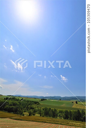 七月的北海道，美瑛的山丘上瀰漫著初夏的氣息，鬆軟的大地，以及讓人想起歐洲鄉村小鎮的山丘小鎮。 105309470