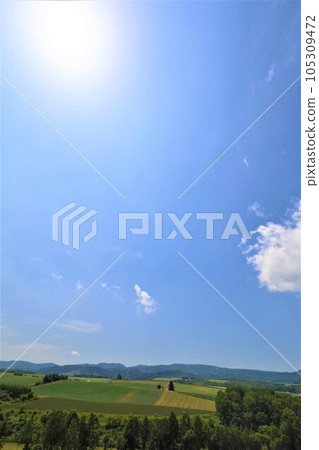 七月的北海道，美瑛的山丘上瀰漫著初夏的氣息，鬆軟的大地，以及讓人想起歐洲鄉村小鎮的山丘小鎮。 105309472