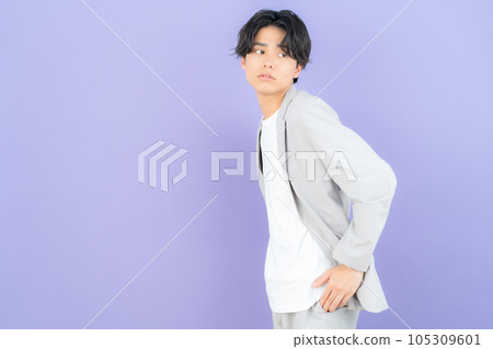 紫色背的年輕人 105309601