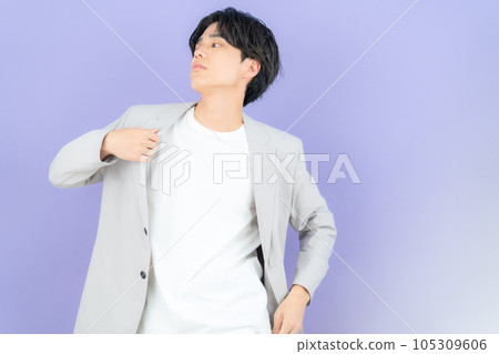 紫色背的年輕人 105309606