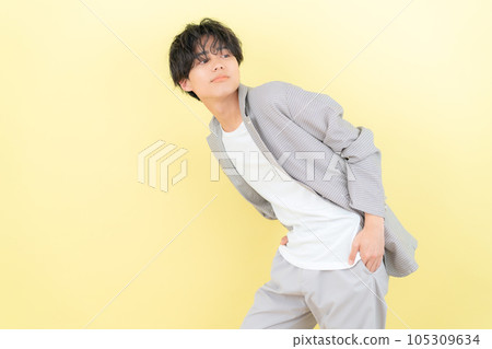 黃背的年輕人 105309634
