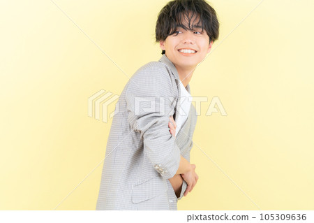 黃背的年輕人 105309636
