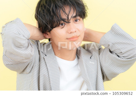 young man with yellow back 105309652